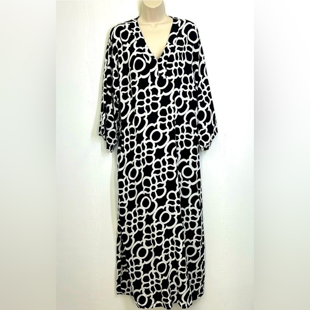 Natori - Floral Black & White Caftan V Neck Long Flowy Sleeve Size L